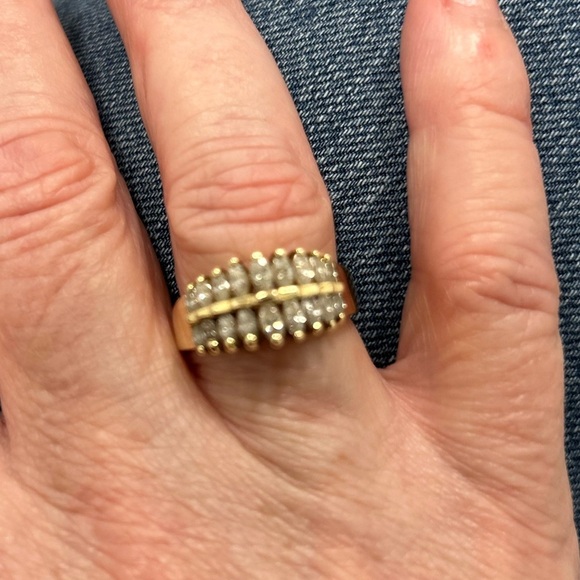 Gold and Diamond Ring. 1 carat total weight diamonds Size 7. - Picture 4 of 8